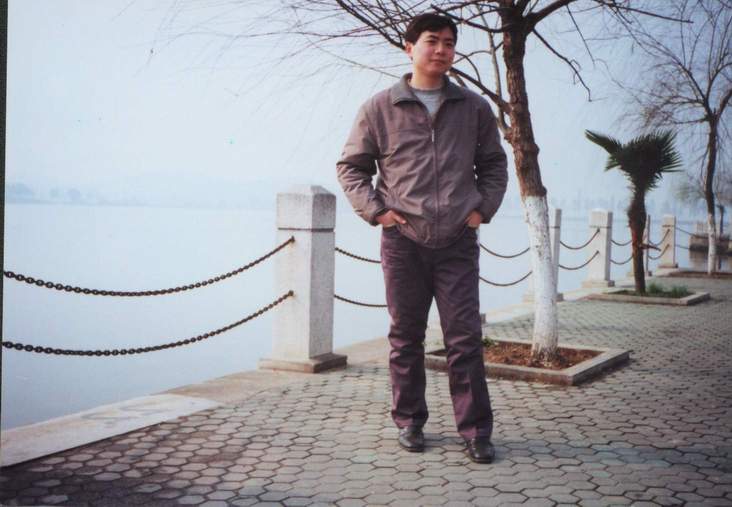 我在武汉东湖边留影，2001年3月